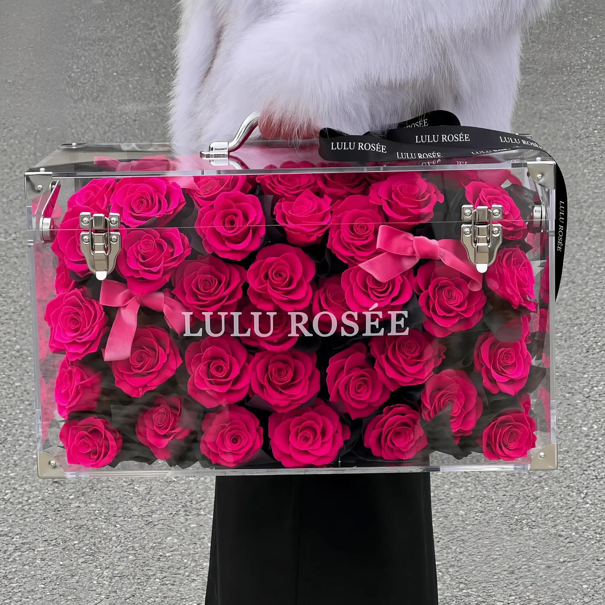 LULU ROSÉE Grande Eternal Acrylic Handbag Rose Box, luxury handbag-shaped transparent acrylic gift box filled with dark rosy preserved roses decorated with silk ribbon, customizable flower colors, romantic everlasting floral souvenir for anniversary & birthday gifting