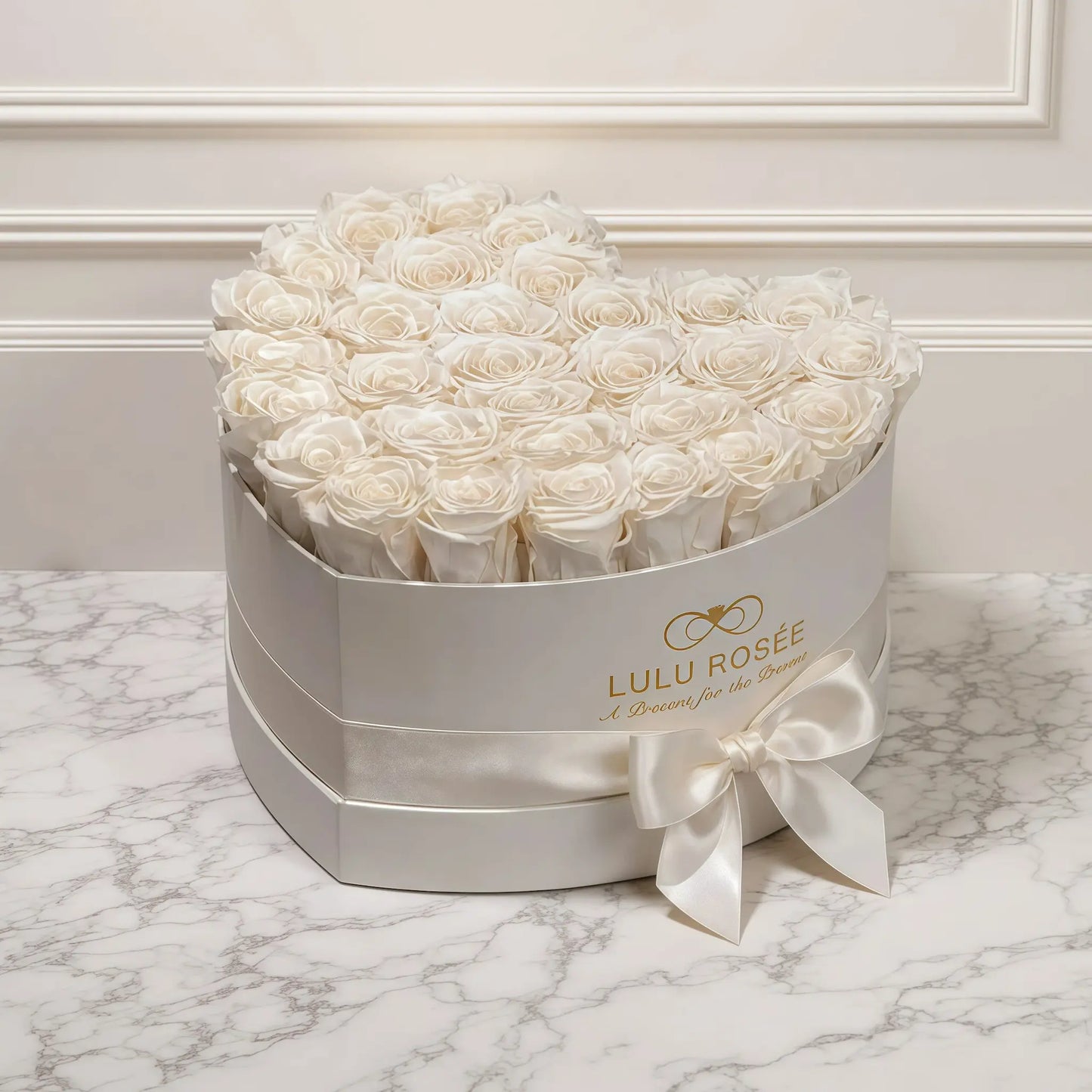 LULU ROSÉE large heart box pearl white roses white classic box on a marble surface