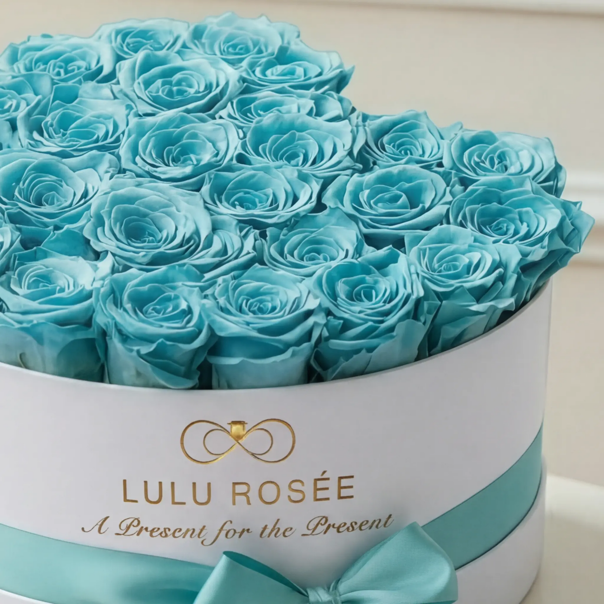 Box of blue roses with Lulu Rosée branding on a light background