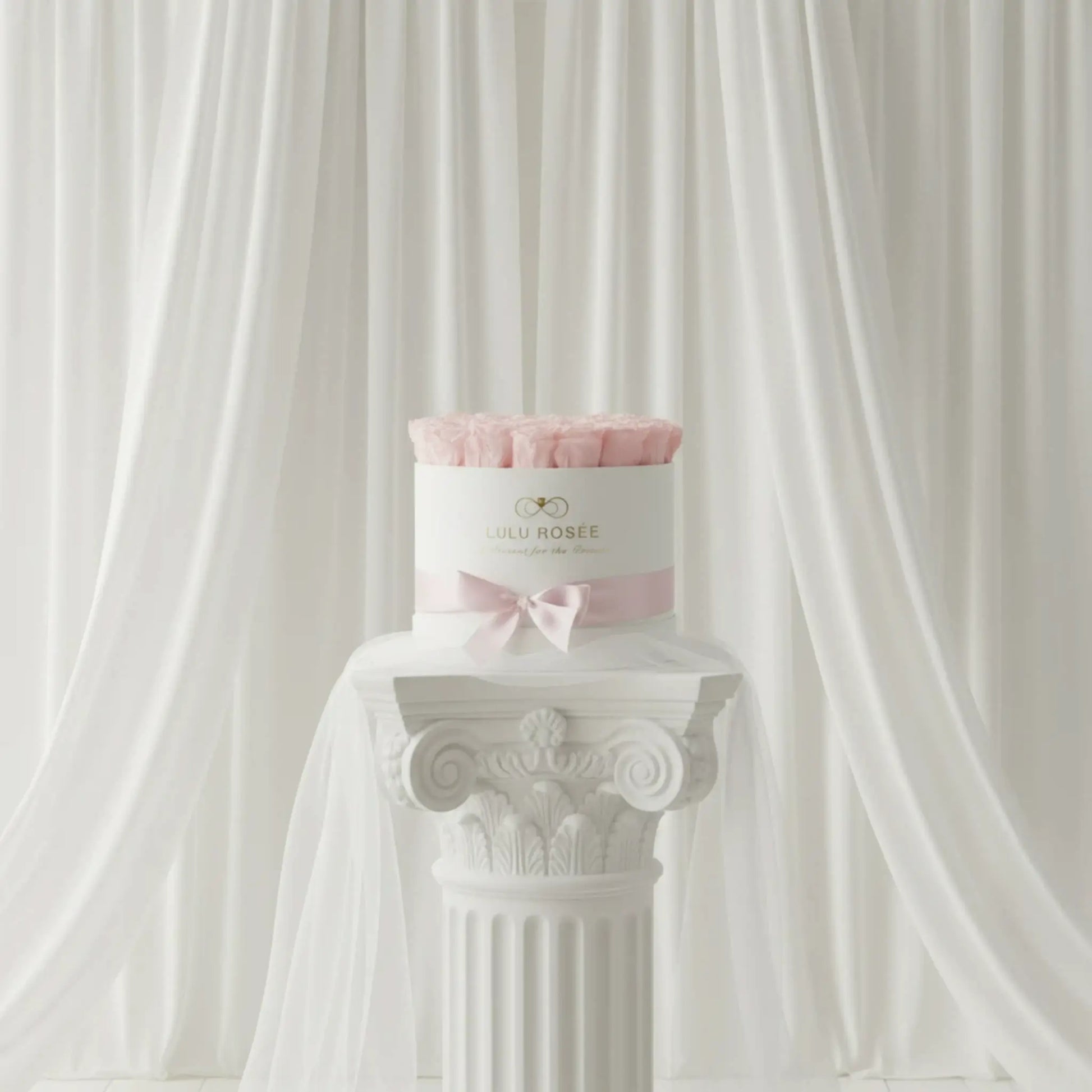 LULU ROSÉE large round box light pink roses white classic box in a romantic bedroom