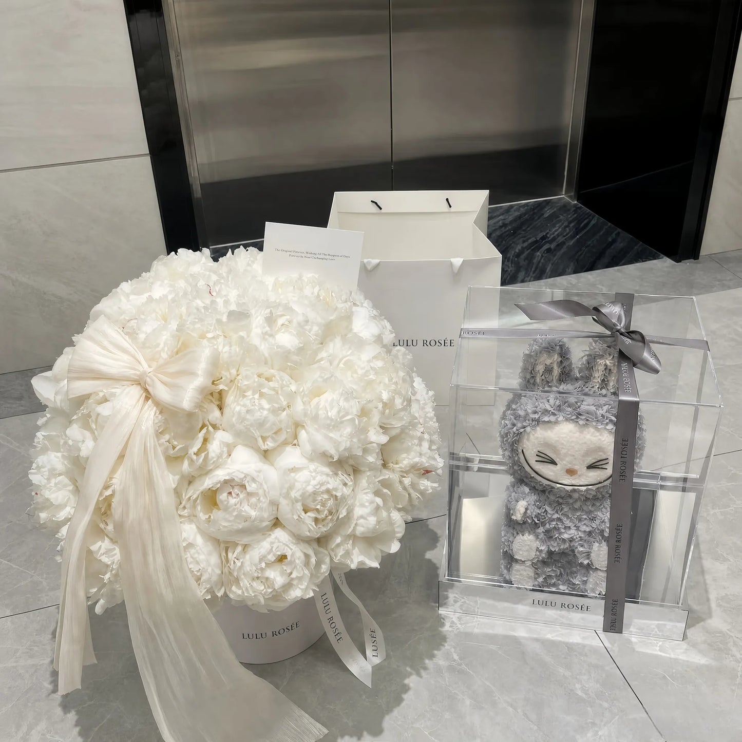LULU ROSÉE Moonlight Peony Round Box matching gift box set, white preserved peony arrangement paired with original packaging, complete gifting set for special occasions