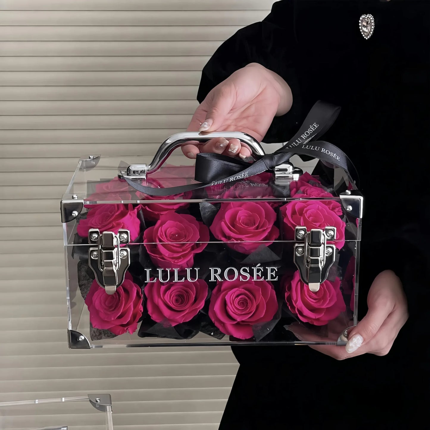 LULU ROSÉE Petite Eternal Acrylic Handbag Rose Box, small transparent acrylic handbag-shaped gift box filled with rosy preserved roses with black ribbon, customizable flower color options, mini luxury everlasting floral souvenir for birthday, anniversary & romantic gift giving